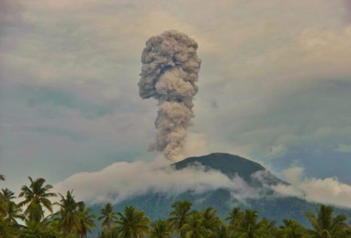 Erupsi Gunung Ibu Melepaskan Abu ke Arah Utara